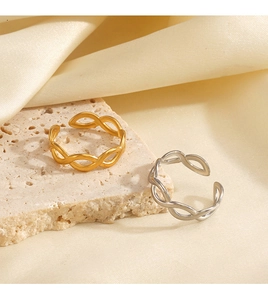 Détail de bagues minimalistes entrelacées plaquées or 18 carats et argent sur pierre