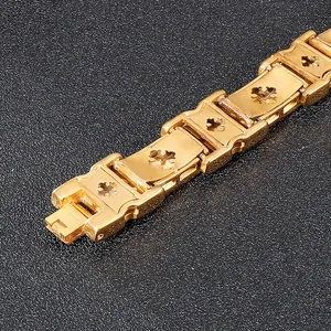 Vue macro d'un bracelet en acier inoxydable doré avec détails de croix ajourées
