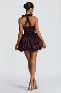 Détail de la robe dos nu en satin violet foncé avec lacets croisés dans le dos