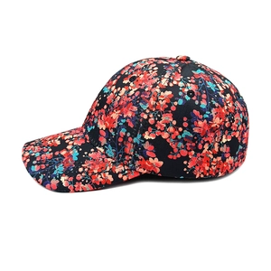 Detail der floralen Baseballkappe mit hochwertiger Stoffstruktur und buntem Blumenmuster