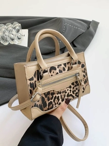 Elegante bolso cuadrado de piel beige con estampado de leopardo y doble asa de mano