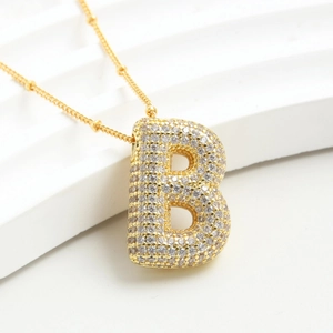 Collana placcata oro con pendente a lettera B a palloncino e pavé di zirconi cubici