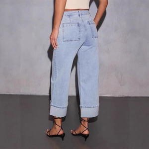 Achteraanzicht van de lichtblauwe jeans met hoge taille en brede pijpen en grote achterzakken