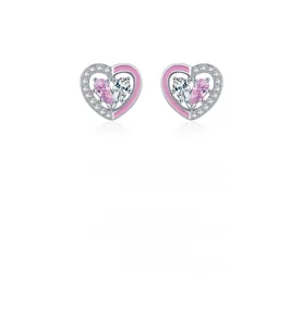 Détail de boucles d'oreilles cœur en argent s925 avec émail rose et cristaux brillants