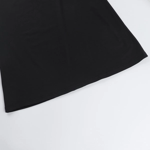 Detaillierte Nahaufnahme der Doppelnaht am Saum eines schwarzen Strickkleides