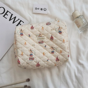 Détail de la trousse de maquillage matelassée avec motifs d'ours et de cirque