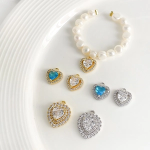 Pendentifs cœur plaqués or 18k et bracelet en perles avec détails en zircon