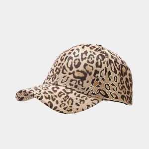 Dettaglio macro del cappellino leopardato con bordi in oro e trama del tessuto