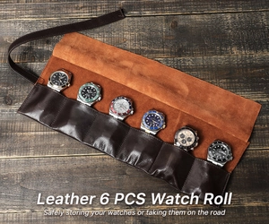 Dettaglio di un rotolo portaorologi in pelle marrone per 6 pezzi su un tavolo in legno