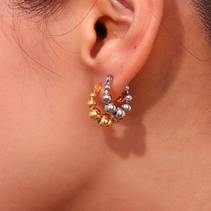 Minimalistische 18K vergoldete und silberne Edelstahl Perlenohrringe für Damen