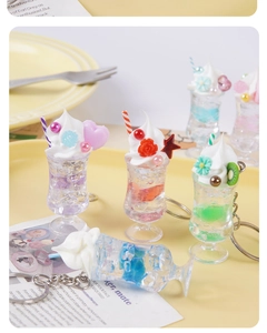 Porte-clés miniatures de coupes de glace colorées avec crème et anneaux en métal