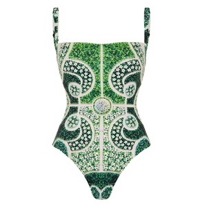 Détail de l'imprimé floral vert et blanc sur le tissu d'un maillot de bain élégant