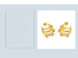 Détail macro de boucles d'oreilles C triples dorées 20mm avec incrustation zircon