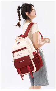 Détail de la vue latérale du sac à dos rouge et blanc avec bretelles réglables