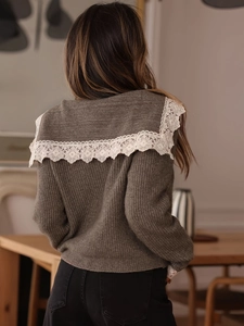 Cardigan in maglia marrone con colletto alla marinara in pizzo bianco vista posteriore