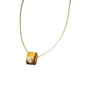 Collana in acciaio al titanio dorato con ciondolo cilindrico a stella e intarsio in zircone