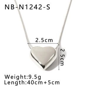 Detail showing dimensions of heart pendant 2.5cm with 40+5cm steel chain and weight