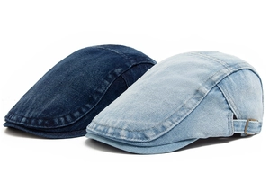Dettaglio di berretti piatti in denim con fibbie regolabili e trama a saia