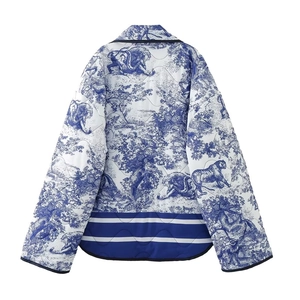 Dettaglio della stampa animalier Toile de Jouy blu e bianca su giacca trapuntata corta