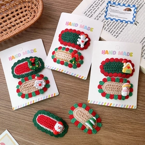 Details handgefertigter Häkel-Weihnachtshaarspangen mit Weihnachtsmann-Motiven