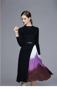 Détail du corsage en tricot avec ceinture et jupe plissée à dégradé tricolore de robe