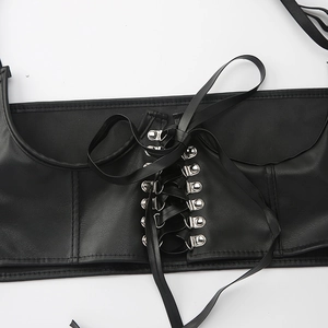 Détail des œillets métalliques et du laçage sur le corset en cuir noir, texture premium