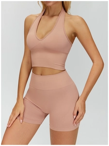 Detail von mauvefarbenem Ripp-Halter-Sport-BH und Yoga-Shorts mit hoher Taille