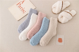 Flachbild von fünf Paar warmen gestreiften Korallenfleece-Socken in sanften Pastellfarben