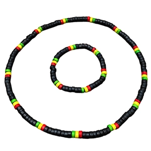 Etnische set van zwarte houten kralenketting en elastische armband met kleurrijke accenten