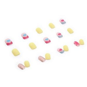 Faux ongles mats avec motifs cœurs bleus, pois roses et paillettes or rose étincelantes