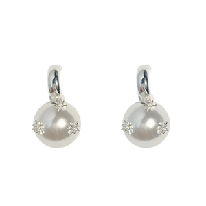 Elegante silberne C-Ohrringe mit Perlen und sternförmigen Zirkonia-Verzierungen