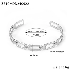 Vue détaillée du bracelet jonc géométrique en acier titane avec finition argent