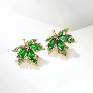 Boucles d'oreilles feuille d'érable dorée avec zircons verts, design élégant d'automne