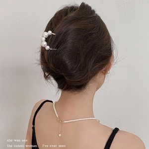 Épingle à cheveux en U avec perles et collier assorti sur un mannequin