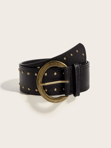 Détail d'une ceinture en cuir noir avec boucle en métal et clous dorés vintage