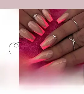 Dettaglio di unghie rosa francesi a V con strass e forma a ballerina coffin