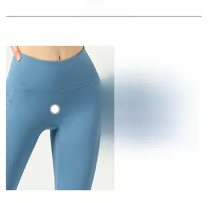 Detailansicht des nahtlosen Schrittdesigns dieser hoch taillierten nebelblauen Yogahose