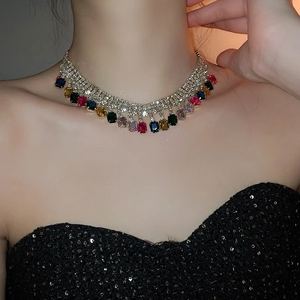 Gros plan d'un collier à franges en strass scintillants avec des pierres carrées colorées