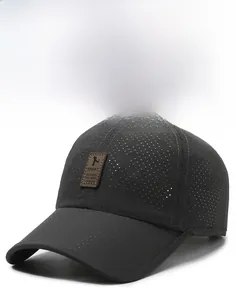 Dettaglio del tessuto a rete grigio traspirante e logo SPORT in pelle su un berretto da baseball