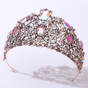 Détail macro d'un diadème baroque de luxe avec strass colorés et finition en bronze vintage