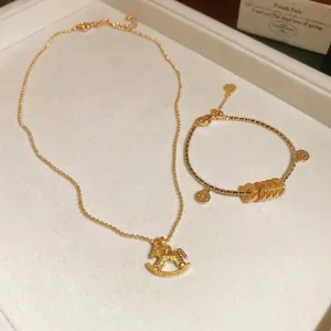 18k vergoldetes Schmuckset mit Schaukelpferd-Halskette und Kupfermünzen-Armband
