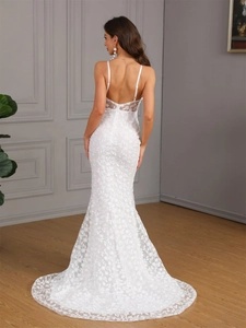 Elegante abito da sposa a sirena in pizzo bianco con spalline sottili e schiena scoperta