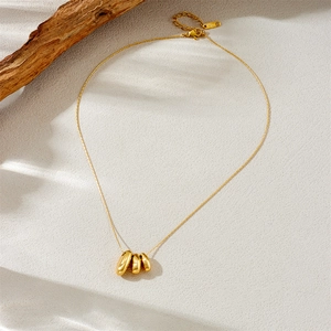 Collier en acier inoxydable plaqué or avec trois pendentifs en forme de haricots