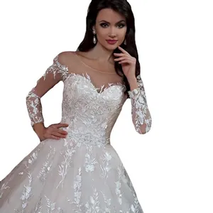 Elegante witte kanten trouwjurk met lange mouwen en een glanzende riem met pailletten