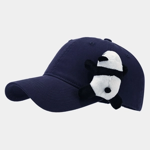 Détail de la casquette de baseball en coton bleu marine avec un panda en peluche