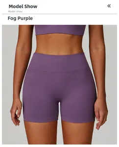 Détail du short de yoga sans couture à taille haute en mauve brume et coupe ajustée
