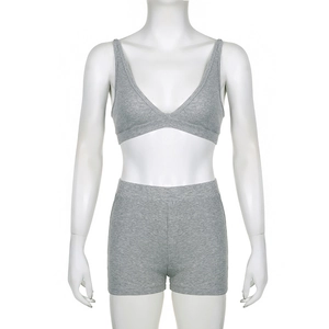 Detailansicht eines grauen Stricksets mit V-Ausschnitt-Oberteil und Shorts mit hohem Bund