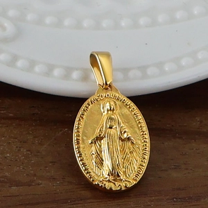 Gros plan détaillé d'une médaille ovale de la Vierge Marie en acier plaqué or 24 carats