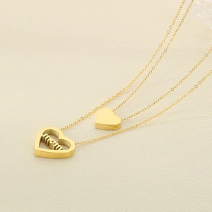 Détail du collier double couche plaqué or 18K avec pendentif cœur gravé mom