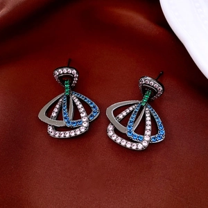 Détail de boucles d'oreilles vintage géométriques avec strass colorés sur métal noir